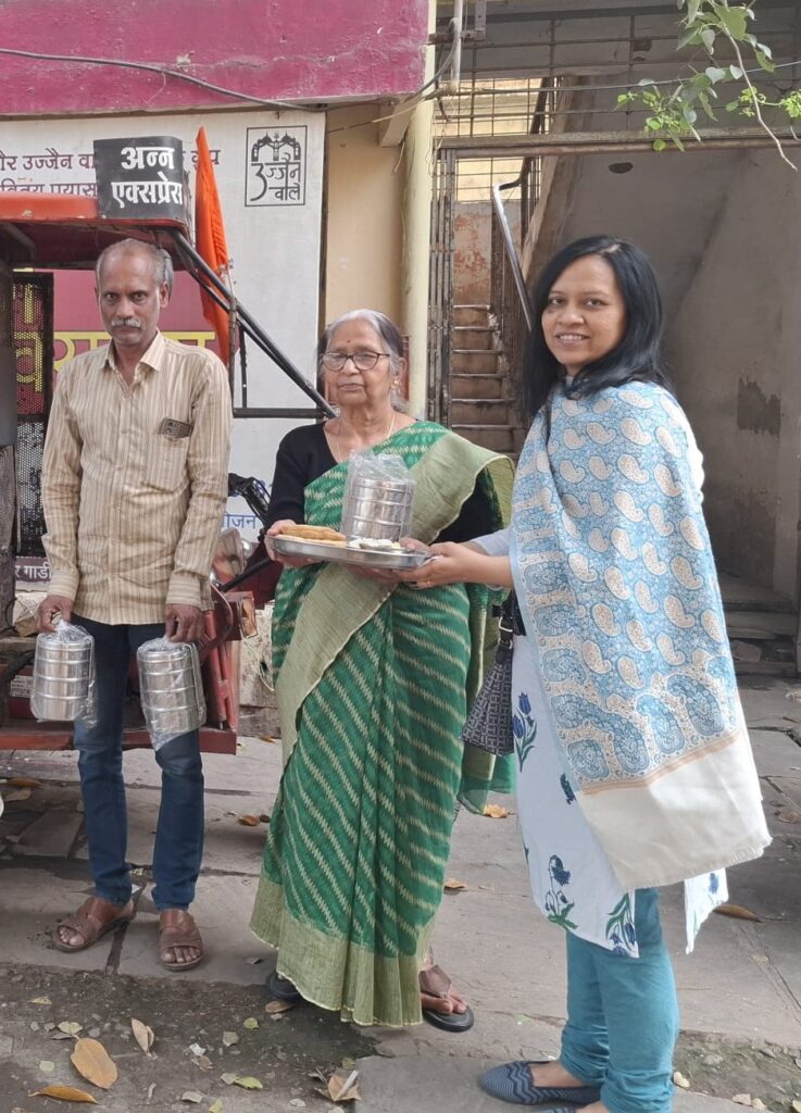 वृद्ध जानो को सम्मान के साथ भोजन करना 